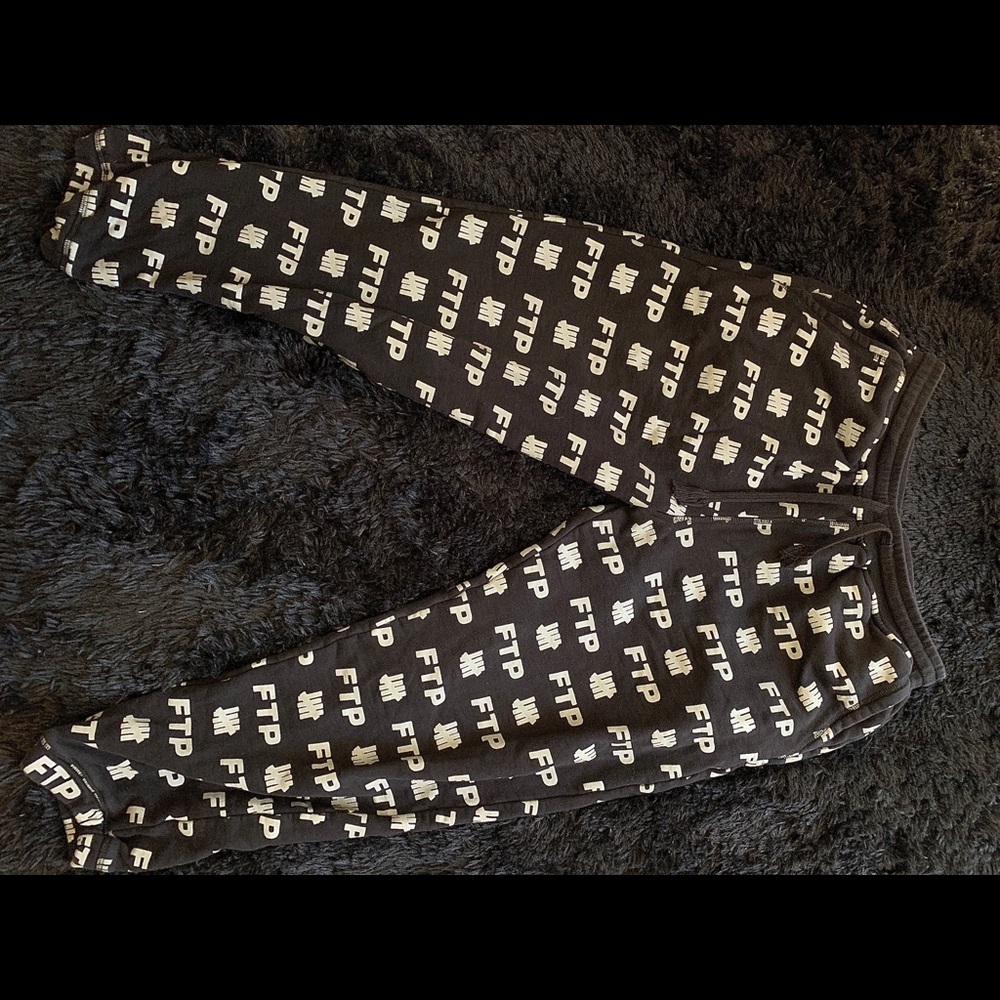 FTP X UNDEFEATED ALL OVER PRINT SWEATPANT.